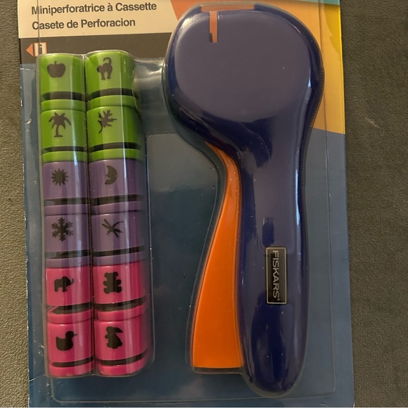 FISKARS 12 pcs teeny tiny cassette punch - SEASONS - Picture 3 of 4